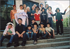 Alytaus šv. Kazimiero parapijos klebonas ir vaikai su seserimis